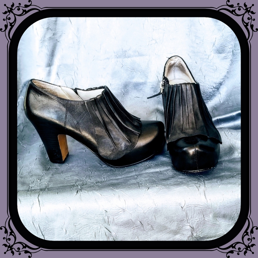 HINGE Vintage-Like platform booties